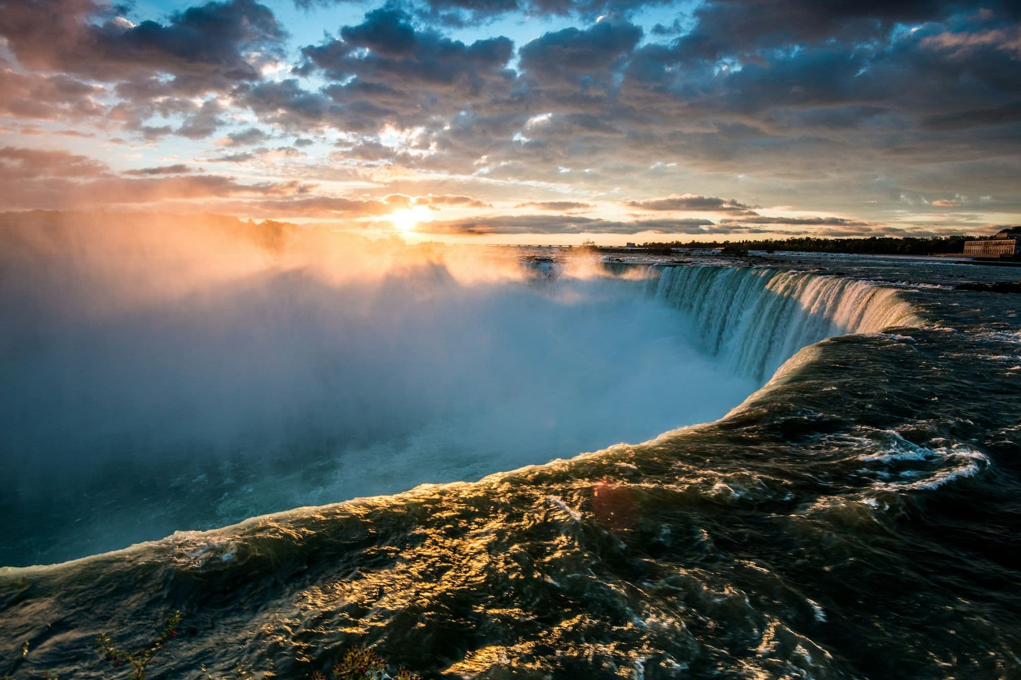 Horseshoe Falls at sunset in Niagara