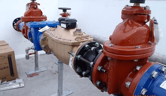 Eddy-actuated shutoff on a building backflow prevention assembly